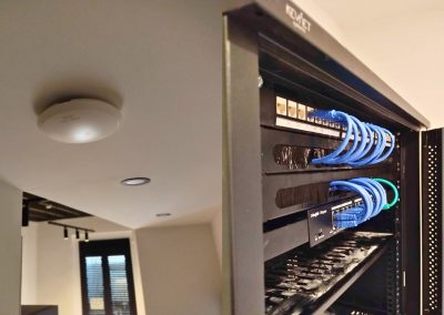 Instalación de red Wi-Fi profesional centralizada en 12 apartamentos turísticos en el centro de Alicante